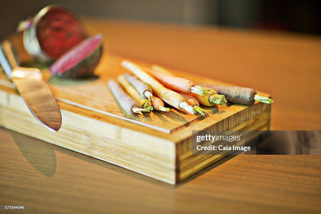 Gros plan de carottes sur Planche à découper