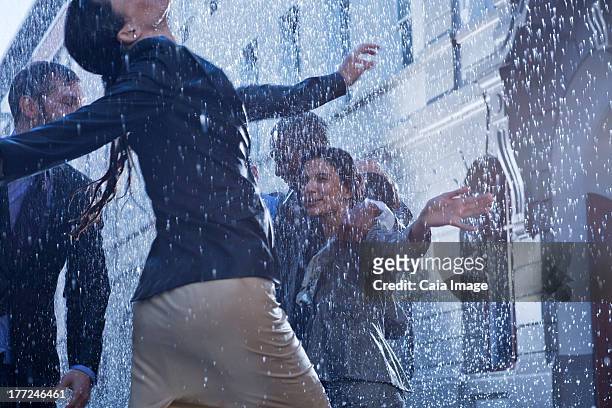 business-menschen-tanz im regen - caiaimage stock-fotos und bilder
