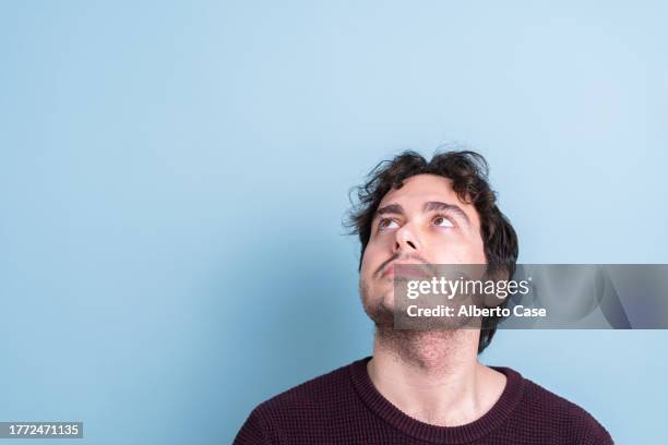 a man looking up at a background - mirar hacia arriba fotografías e imágenes de stock