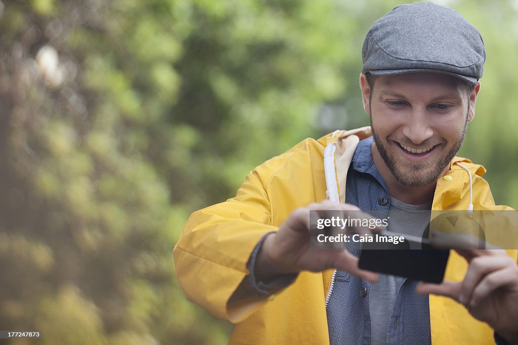 Homem feliz a fotografia com a câmara do telefone