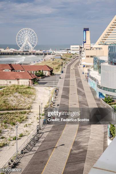 atlantic city boardwalk and beach - atlantic city fotografías e imágenes de stock