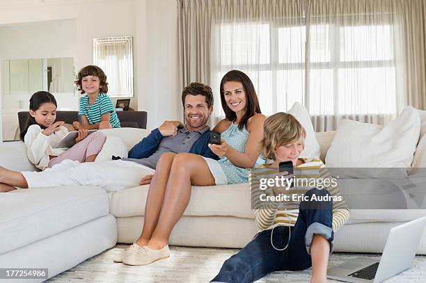 family using electronics gadget - famiglia multimediale foto e immagini stock