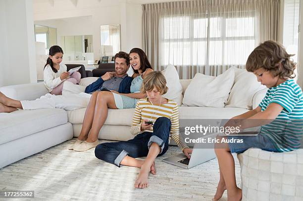 family using electronics gadget - famiglia multimediale foto e immagini stock