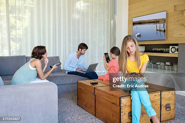 family using electronics gadgets - 繼父 個照片及圖片檔