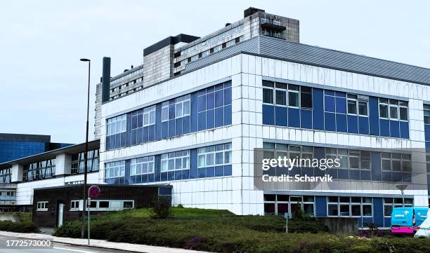 camion parcheggiato presso l'ospedale universitario di odense, danimarca - odensa foto e immagini stock