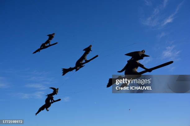 flying witches on kites france - heks stockfoto's en -beelden