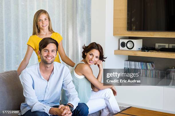 portrait of a family smiling - famiglia multimediale foto e immagini stock