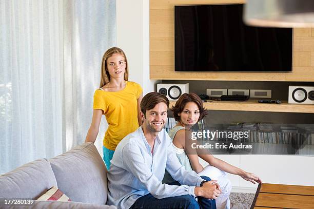 portrait of a family smiling - stereo fotografías e imágenes de stock