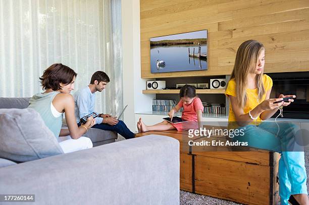family using electronics gadgets - elektronik industrie stock-fotos und bilder