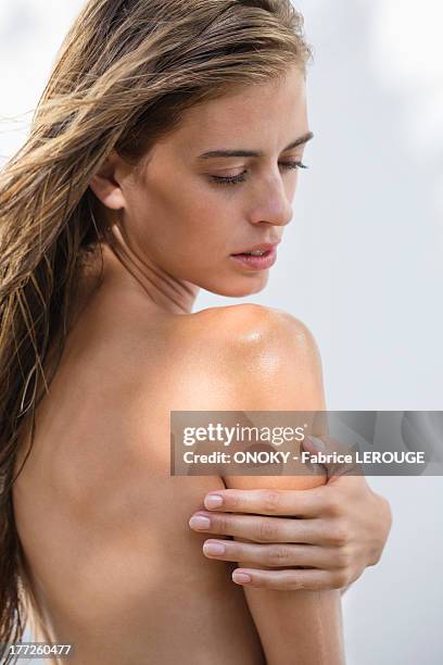 close-up of a beautiful woman posing - schulterfrei stock-fotos und bilder