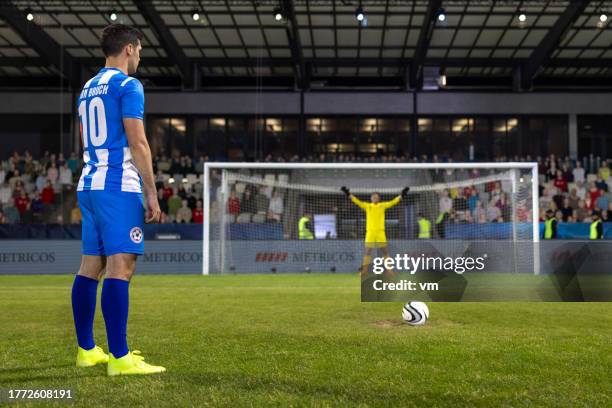 fußballspieler beim anstoß - anstoß fußball stock-fotos und bilder