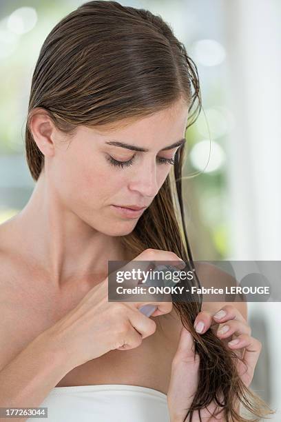 woman applying conditioner in her hair - hair conditioner stockfoto's en -beelden