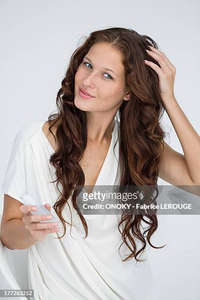 woman applying conditioner in her hair - hair conditioner stockfoto's en -beelden