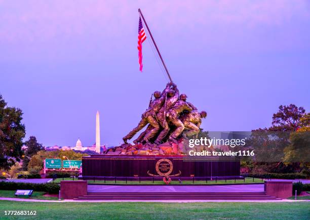 marine corps war memorial in washington dc, usa - marine corps flag stockfoto's en -beelden