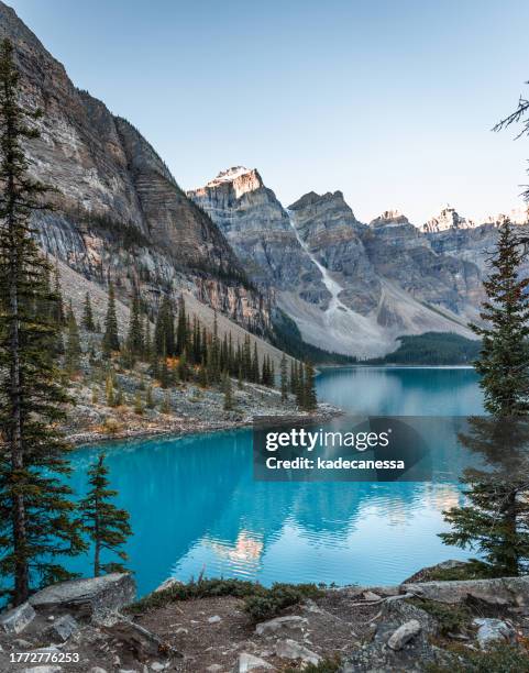 moraine lake - canadese rocky mountains stockfoto's en -beelden