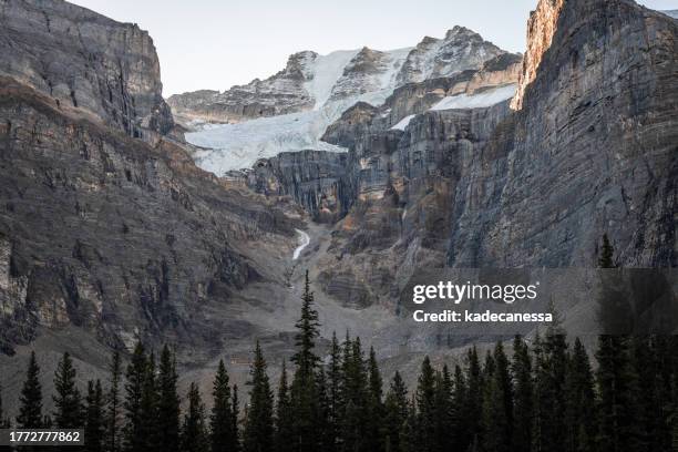 moraine lake peak - valley of the ten peaks bildbanksfoton och bilder