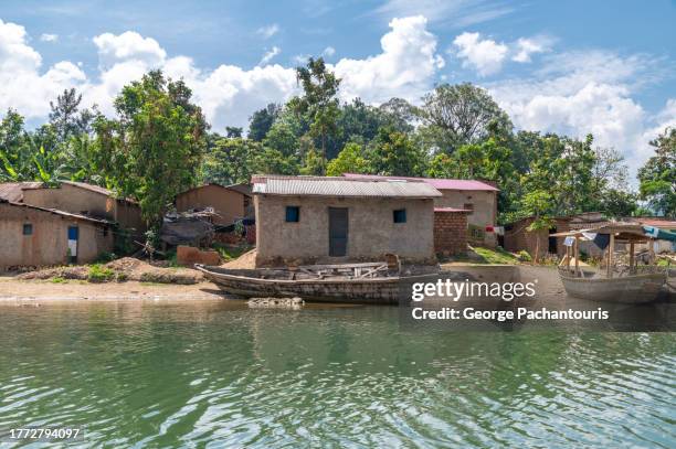 fishing village and traditional boats on lake kivu, rwanda - lago kivu fotografías e imágenes de stock