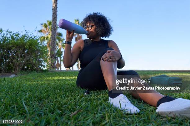 black woman drinking water after exercising - obese black women 個照片及圖片檔