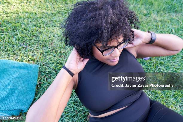 black woman doing sit-ups after jogging - obese black women 個照片及圖片檔