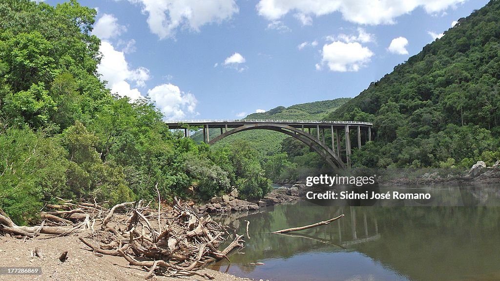 Ponte sobre o Rio das Antas
