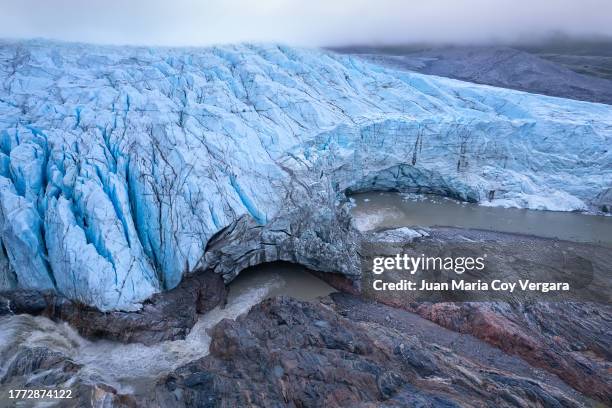 aerial view of the russell glacier near kangerlussuaq at sunset, front view the top of the glacier, qinnguata kuussua river, greenland ice sheet, icecap, qeqqata municipality, greenland - groenland photos et images de collection