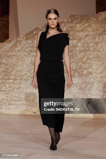 Saudi Model 6,712 Saudi Arabia Fashion Week Stock Photos, High-Res Pictures, and ...