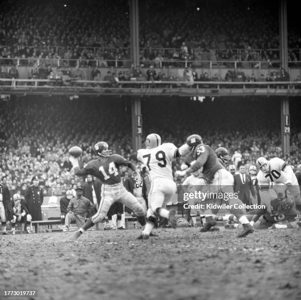 Tittle of the New York Giants throws a pass during a game against the Pittsburgh Steelers at Yankee Stadium on November 19, 1961 in New York, New...