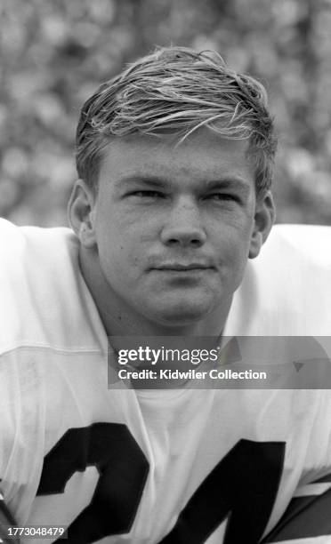 Tucker Frederickson of the New York Giants looks on during a preseason game against the Pittsburgh Steelers at the Yale Bowl on August 22, 1965 in...
