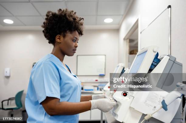 medico che lavora al laboratorio analizzando campioni di sangue - laboratorio medico foto e immagini stock