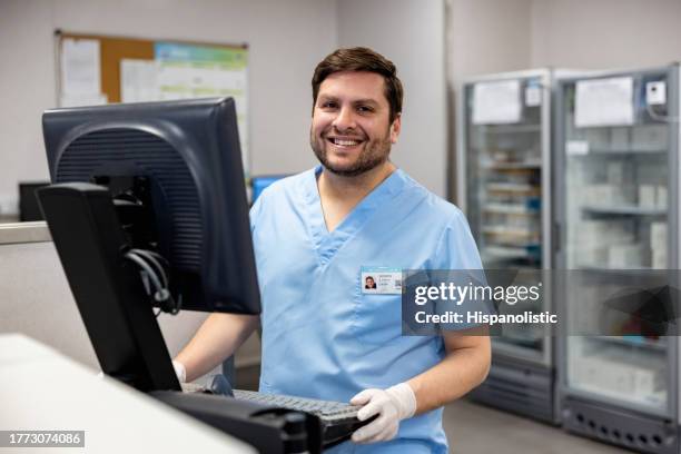 infermiera felice che lavora nel laboratorio dell'ospedale usando un computer - laboratorio medico foto e immagini stock
