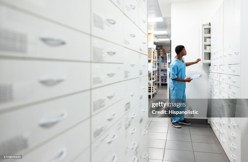 Enfermeira em busca de medicamentos na farmácia hospitalar