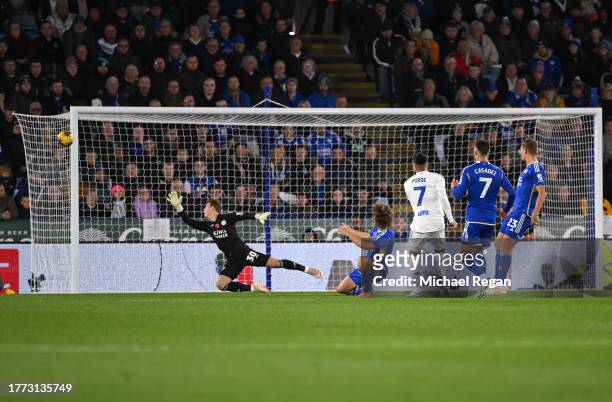 Joel Piroe of Leeds United misses a shot on goal during the Sky Bet Championship match between Leicester City and Leeds United at The King Power...