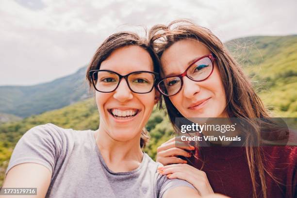 two friends make a selfie in nature - mid volwassen vrouw stockfoto's en -beelden
