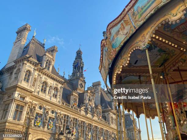 christmas decorations at hotel de ville, tours, paris, france - paris hiver photos et images de collection