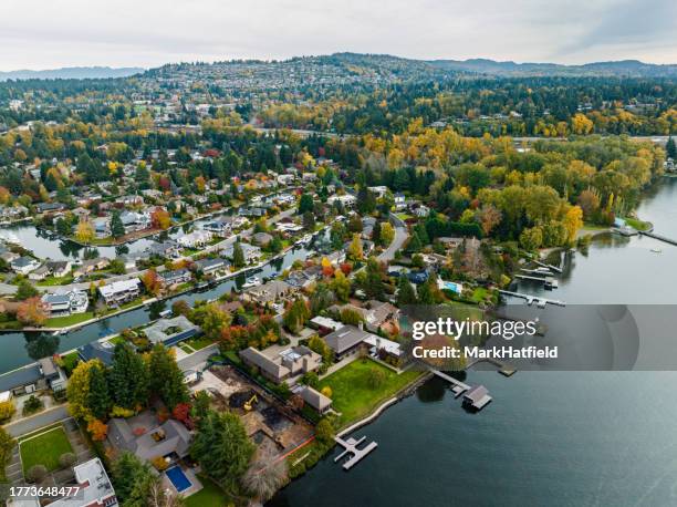 luftaufnahme der nachbarschaft im herbst - bundesstaat washington stock-fotos und bilder