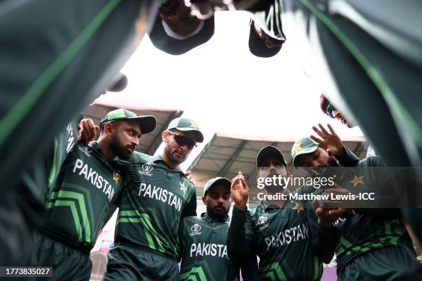 Babar Azam of Pakistan speaks to their side in the huddle ahead of the ICC Men's Cricket World Cup India 2023 between New Zealand and Pakistan at M....