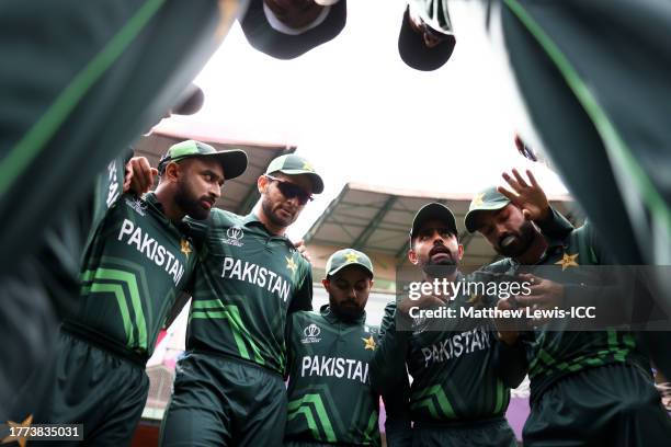 Babar Azam of Pakistan speaks to their side in the huddle ahead of the ICC Men's Cricket World Cup India 2023 between New Zealand and Pakistan at M....