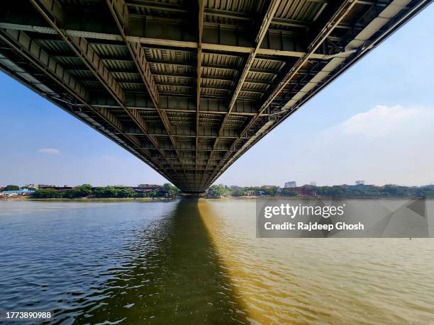 underneath cantilever construction of howrah bridge - howrah bridge stock pictures, royalty-free photos & images