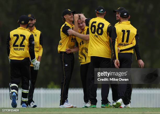 Hamish McKenzie of Western Australia celebrates with teammates after dismissing Jason Sangha of New South Wales during the Marsh One Day Cup match...