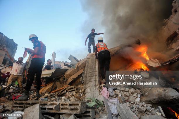 People search through buildings that were destroyed during Israeli air raids in the southern Gaza Strip November 4 2023 in Khan Yunis, Gaza. The...