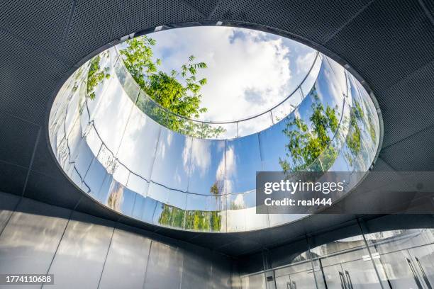 agujero circular abierto en el techo - arquitectura fotografías e imágenes de stock