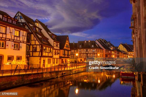 weihnachtsstraße in der abenddämmerung in colmar, elsass, frankreich - elsass stock-fotos und bilder