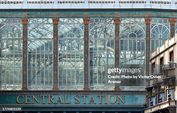 glazed facade of the central railway station in glasgow - centraal station stock pictures, royalty-free photos & images