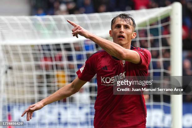 Ante Budimir of CA Osasuna celebrates after scoring the team's first goal to equalise during the LaLiga EA Sports match between CA Osasuna and Girona...