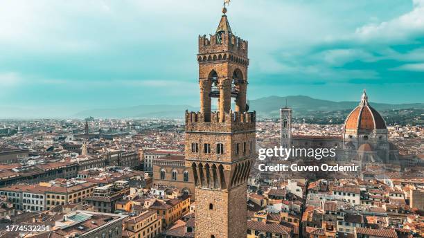 palazzo vecchio clock tower in florence, aerial view of palazzo vecchio in florence, historically and culturally rich italian town florence, firenze - aerial view of the city of florence, popular tourist destination in the world - praça della signoria imagens e fotografias de stock