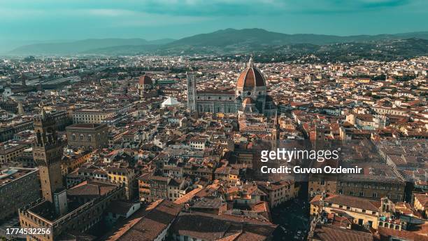 aerial view of piazza del duomo in florence, aerial view of firenze old town and piazza del duomo in florence, historically and culturally rich italian town florence, firenze - aerial view of the city of florence, popular tourist destination in the world - campanário florença imagens e fotografias de stock