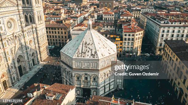 vista aerea del battistero di firenze, vista aerea di piazza del duomo a firenze, città italiana storicamente e culturalmente ricca firenze, firenze - vista aerea della città di firenze, destinazione turistica popolare nel mondo - fiorentina foto e immagini stock