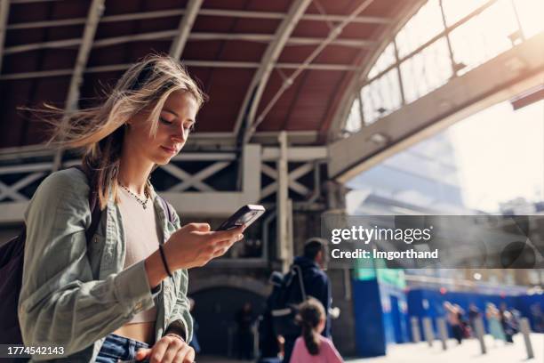 teenager-mädchen wartet auf den zug an der londoner paddington station - digital native stock-fotos und bilder