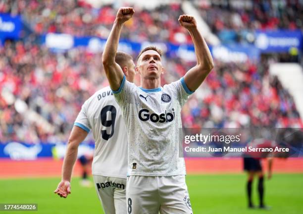 Viktor Tsyhankov of Girona FC celebrates after scoring the team's third goal during the LaLiga EA Sports match between CA Osasuna and Girona FC at...