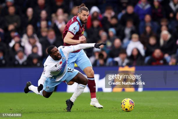 Jeffrey Schlupp of Crystal Palace challenges for the ball with Jay Rodriguez of Burnley during the Premier League match between Burnley FC and...